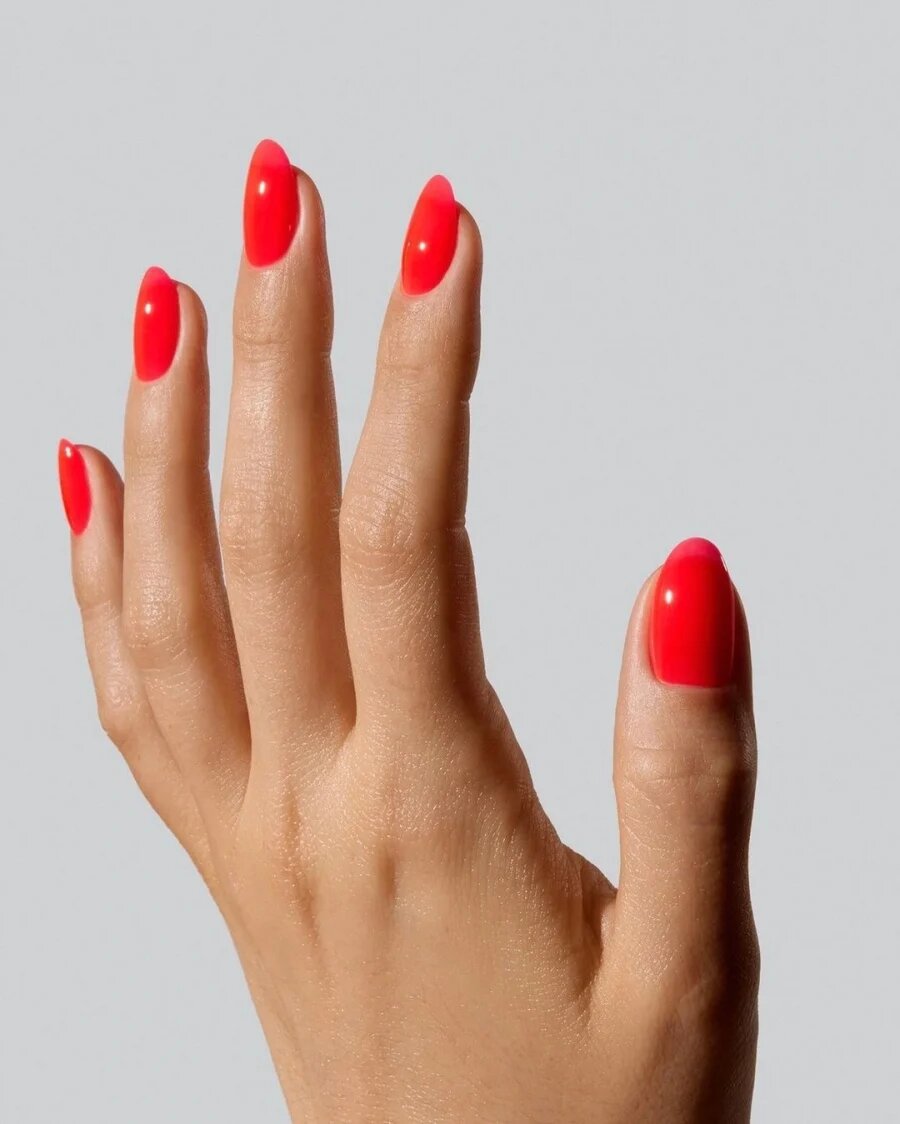 Благодаря этому тренду ваши ногти станут похожи на сочные цитрусовые фрукты. Лето - это яркие и насыщенные цвета в главной роли.-7