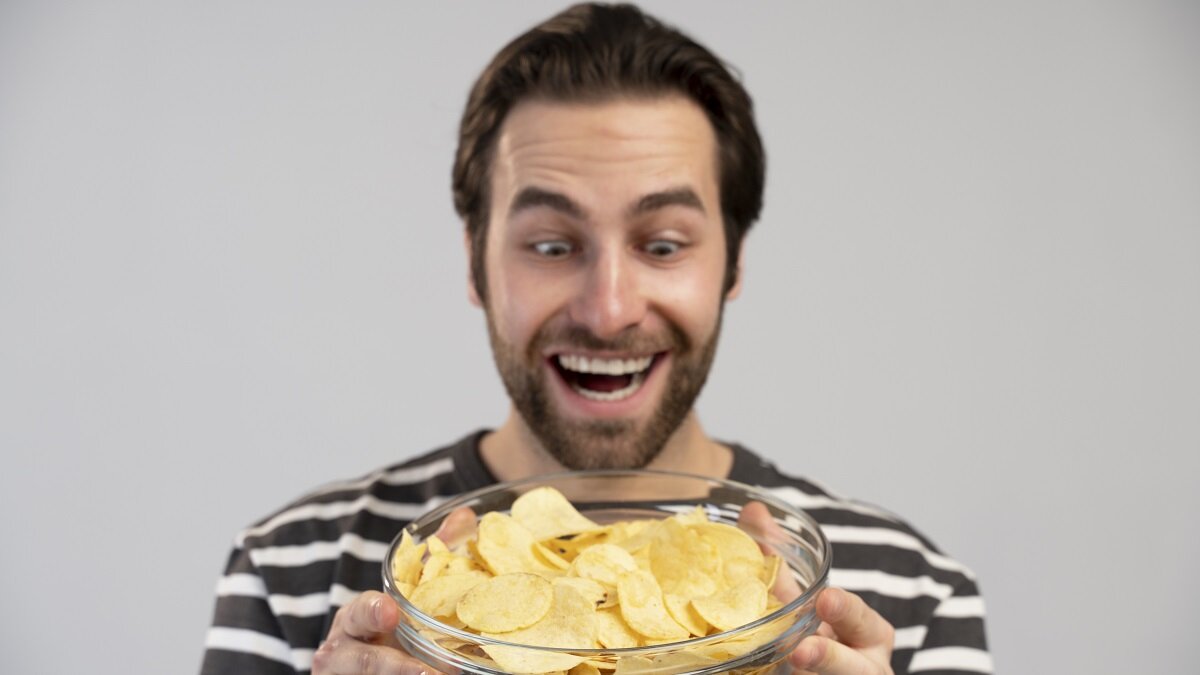 Eating potato chips. Чипсы Черноголовка.