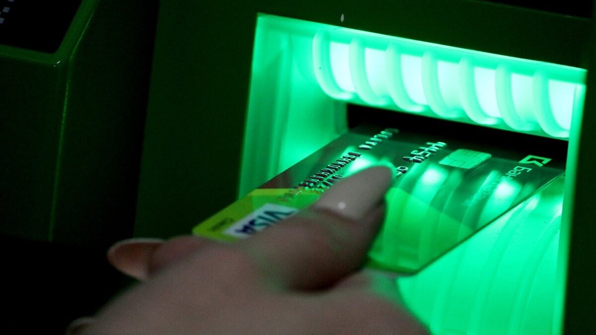     Государственная Дума России приняла законопроект, который обязывает банки возвращать клиентам деньги, переведенных на счета мошенников.