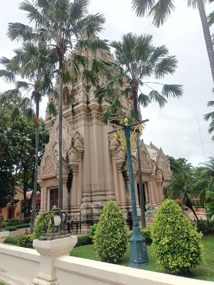 Храм в Бурираме