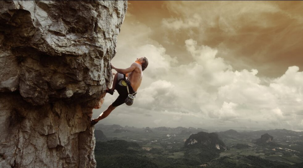 - Подо мной сто метров. Или долезу... или с Землей обнимусь секунд через пять... (яндекс фото)