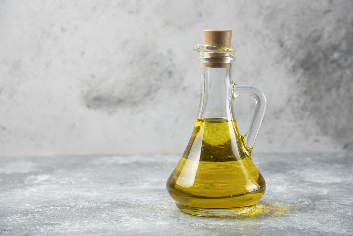 <a href="https://ru.freepik.com/free-photo/olive-oil-bottle-on-marble-table_10787590.htm#query=%D1%80%D0%B0%D1%81%D1%82%D0%B8%D1%82%D0%B5%D0%BB%D1%8C%D0%BD%D0%BE%D0%B5%20%D0%BC%D0%B0%D1%81%D0%BB%D0%BE&position=6&from_view=search&track=ais">Изображение от azerbaijan_stockers</a> на Freepik