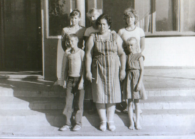 Коля единственный пацан на фото. За ним его сестра Аня.