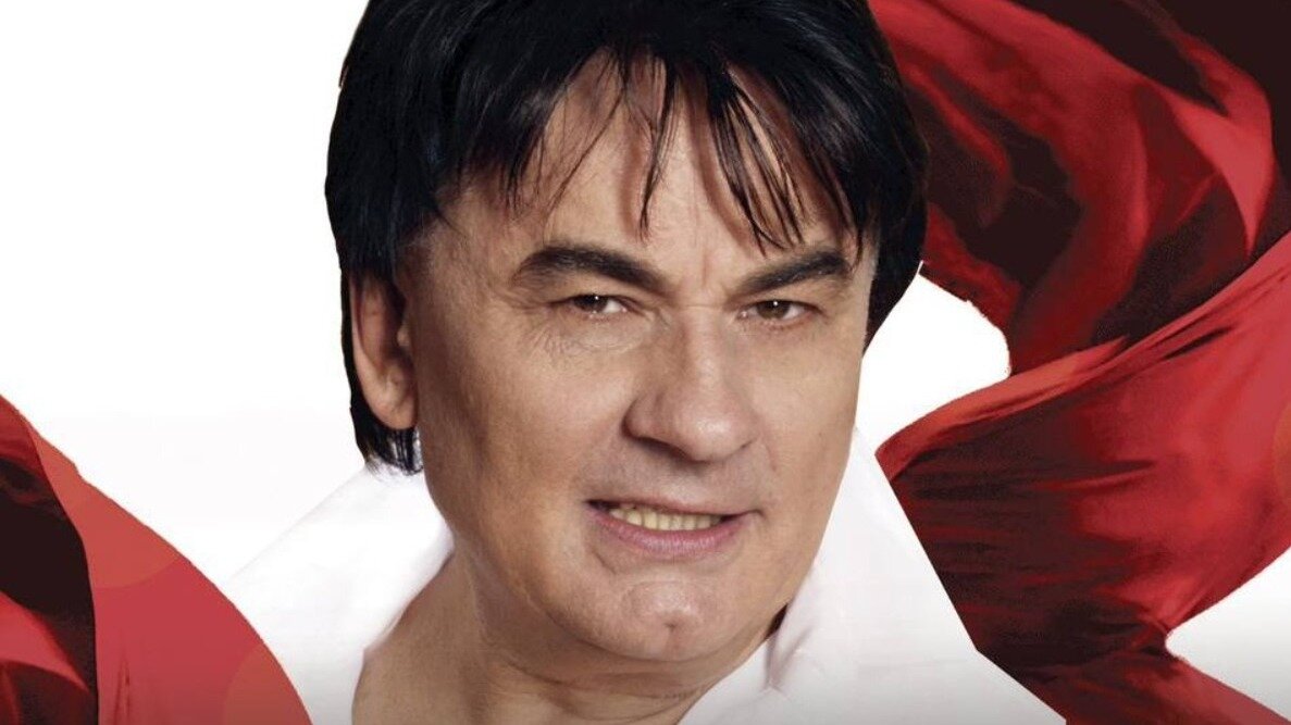     Певца Александра Серова (на фото) возмутило, что на железнодорожном вокзале в Витебске его приветствовали на украинском языке. Встречающие его представители фестиваля «Славянский базар» утверждают, что говорили по-белорусски и пытались объяснить это певцу, но он не стал их выслушивать.