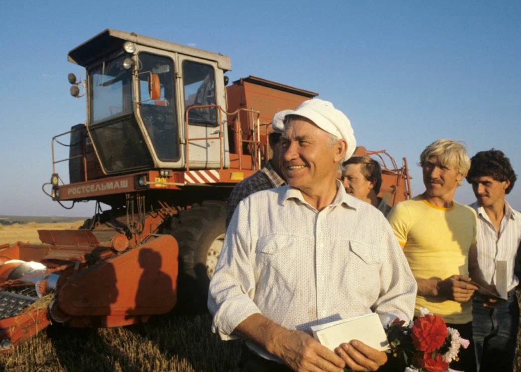 Зарплата комбайнера. Чердинцев Василий Макарович. Комбайнер. Советский комбайнер. Комбайнеры советских времен.