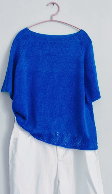 Пуловер или туника, или рубашка - неважно... Интересная простая кофточка с китайского блога. Мне в ней нравится всё: и простой силуэт, и ажурная кайма внизу, и даже красивый сине-голубой цвет.-2
