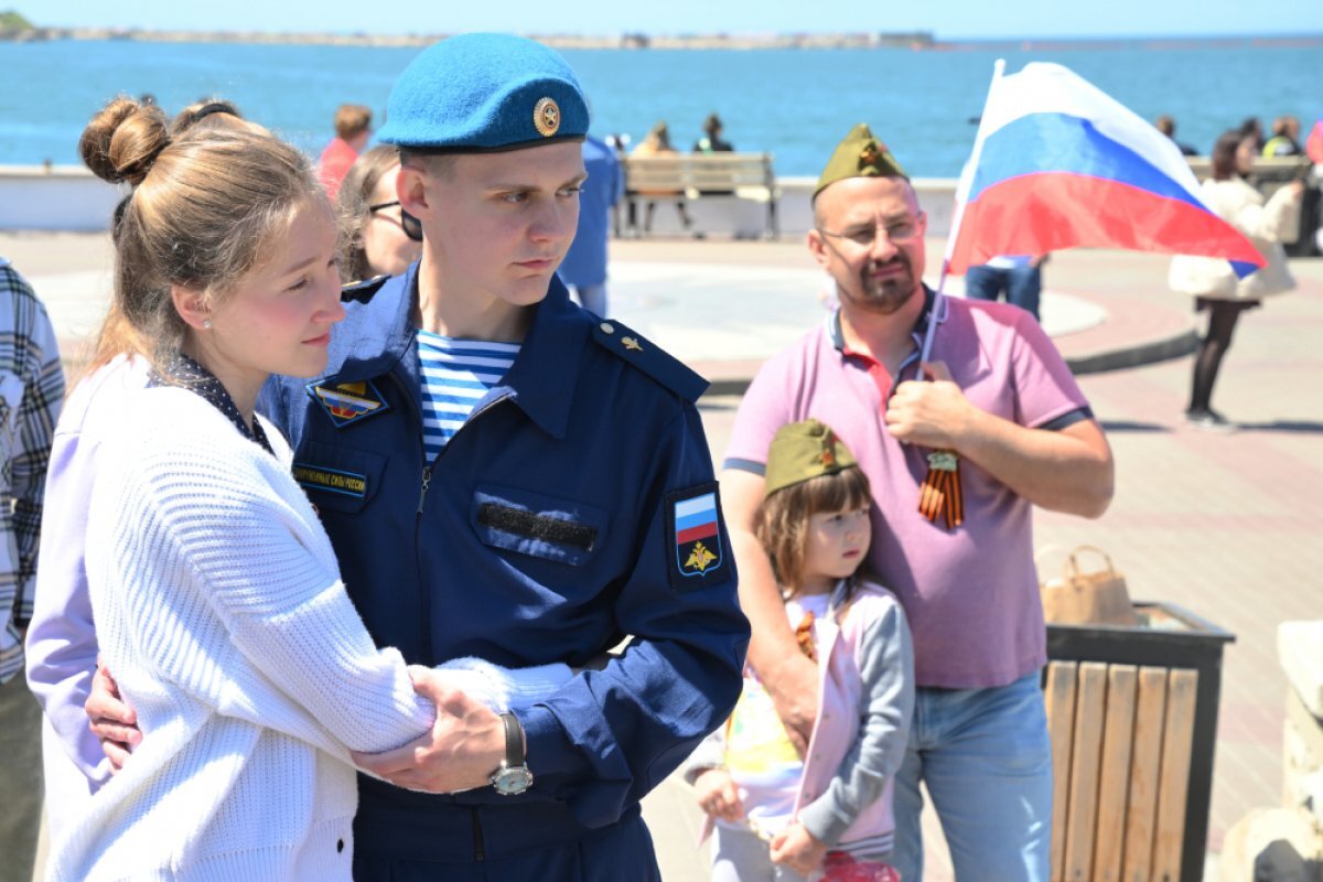    Русские люди гуляют по набережной Севастопольской бухты, Севастополь, Крым, Россия.