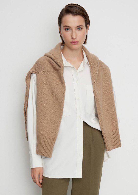 Свитер, накинутый на плечи.