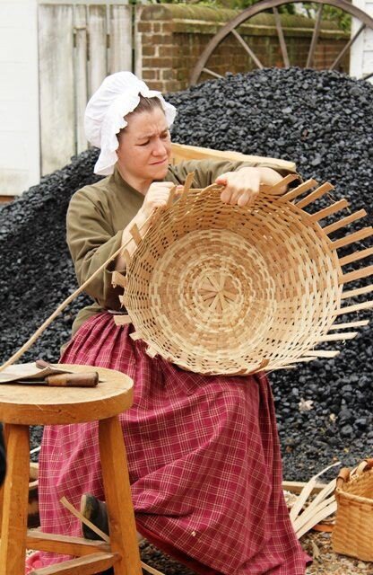 Женщина плетет корзину 