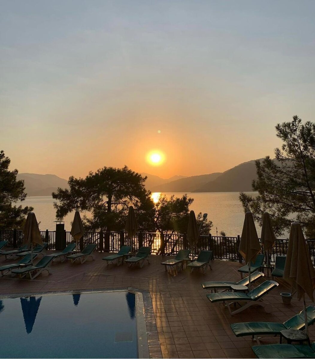 Вид на бассейн и море из отеля Marmaris Park Hotel © "Покажу Москву"