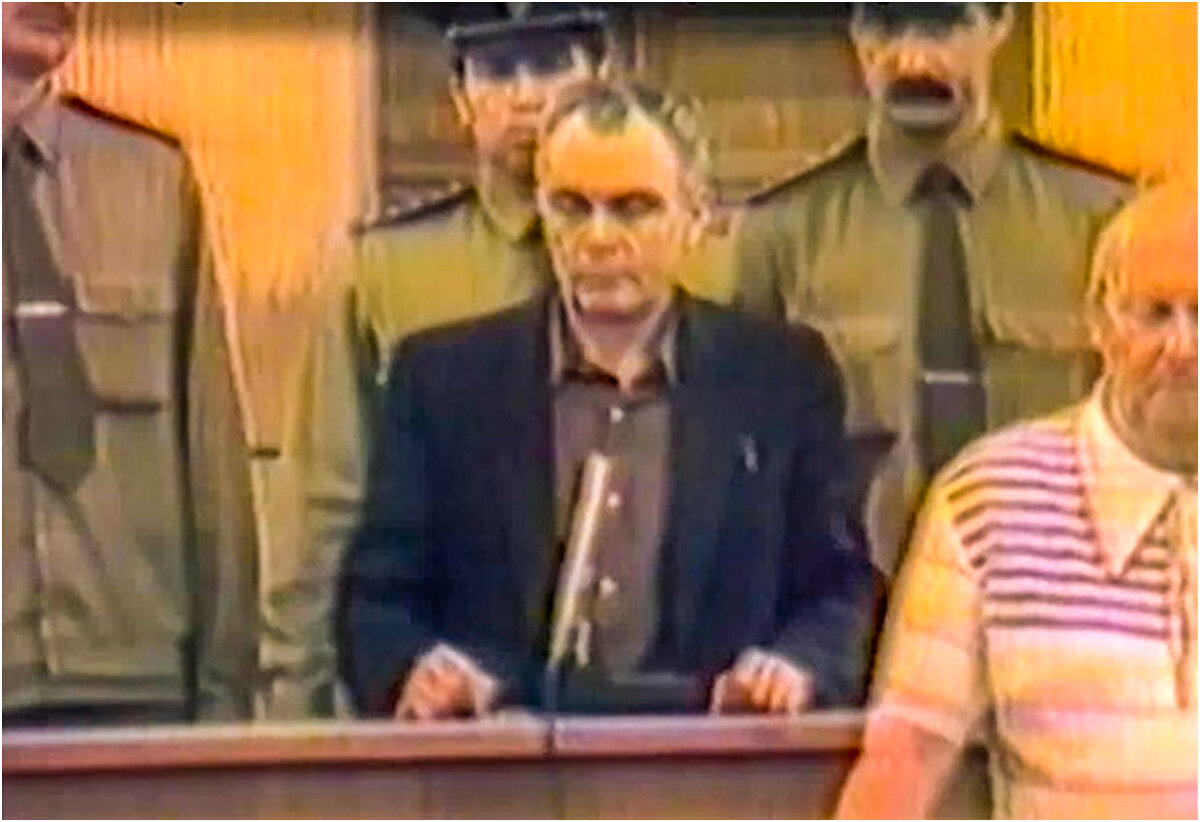 Джумаев саид-мухаммад. Ударил полицейского по лицу в питере на митинге. Дочка полицейского на митинге. Одинокие мужчины военные. Задержан предатель из высшего эшелона.