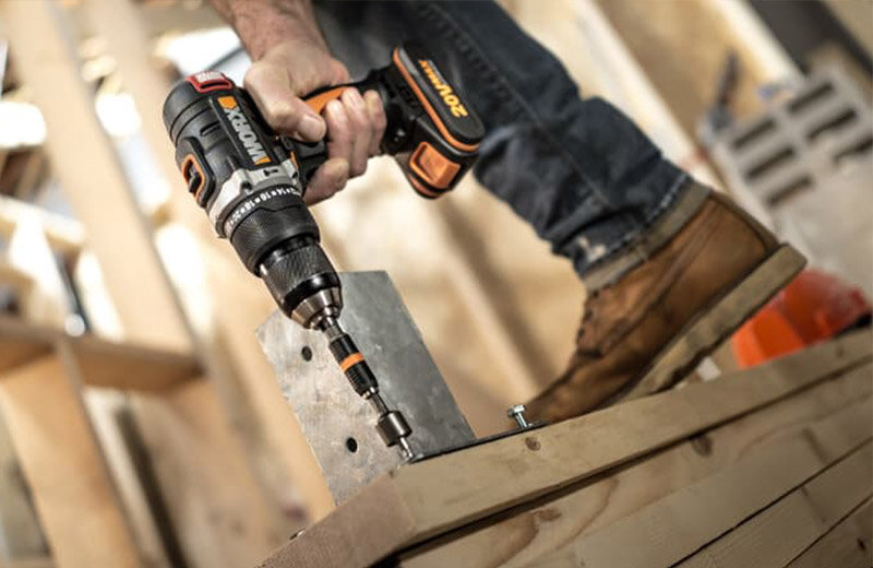 Дрель-шуруповерт WORX WX373 способна не только сверлить отверстия, но и закручивать крепежи