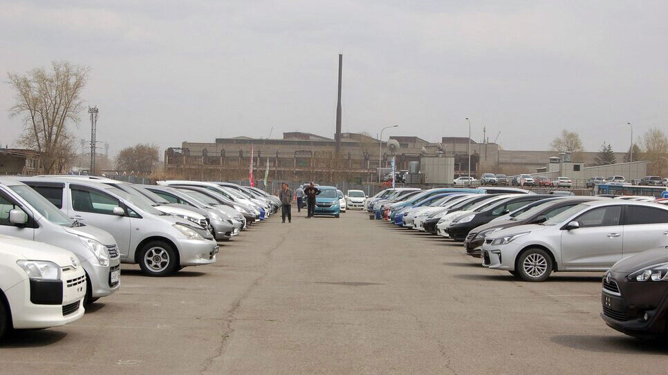 Одна из автомобильных улиц на нашем рынке. Фото "Автотайм Сибирь"