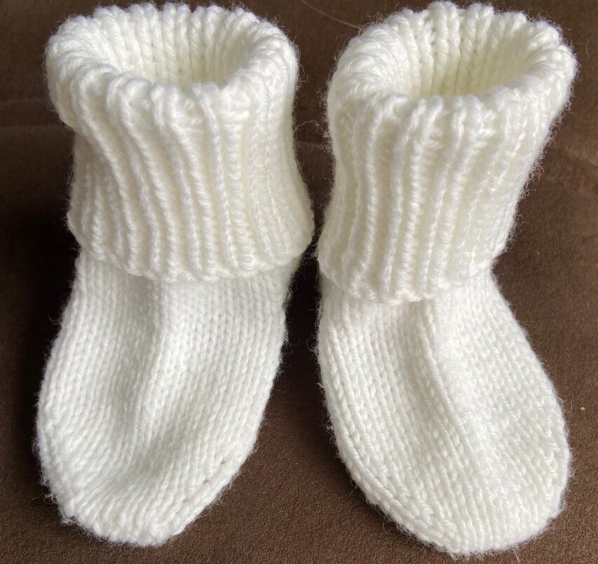 Я своим деткам любила именно так - с отворотиком - надевать носочки