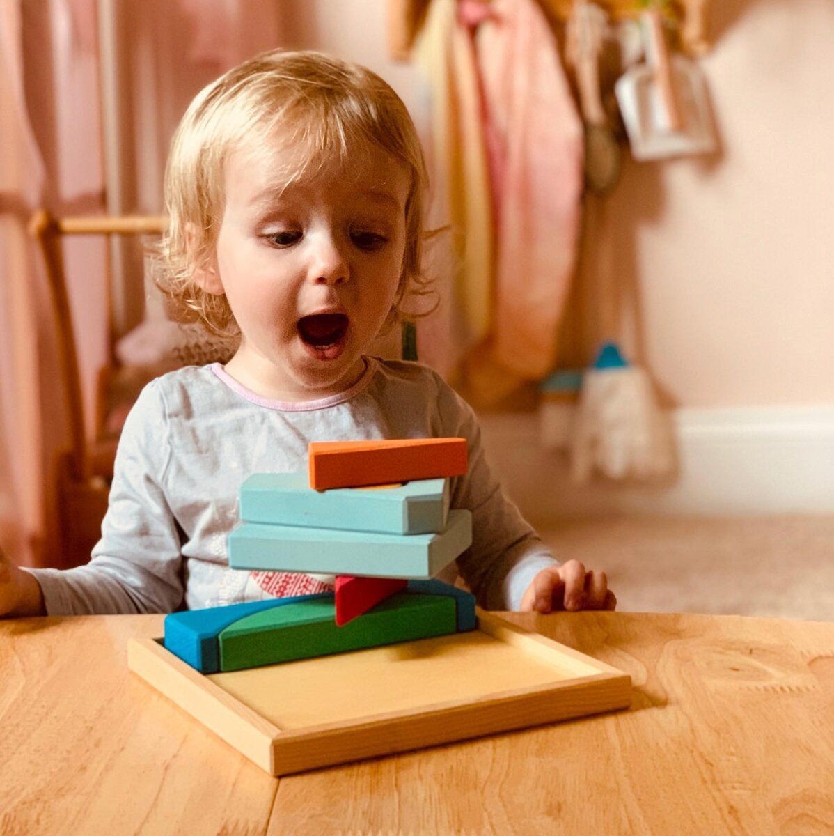 с детьми нужно играть. коврик для младенцев. игрушки для детей. игрушки для малышей. дети дошкольного возраста.