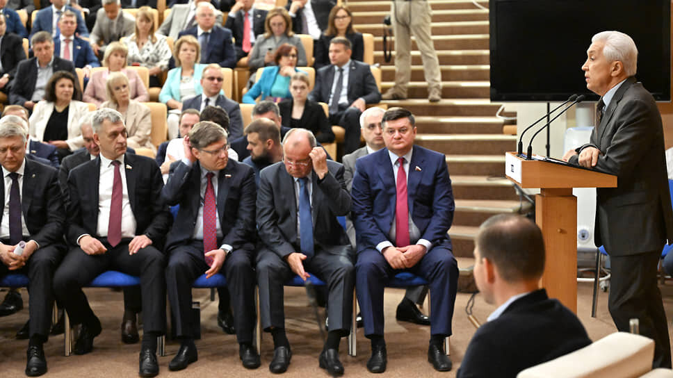 Фото: Дмитрий Духанин / Коммерсантъ📷Руководитель фракции «Единой России» Владимир Васильев (справа)