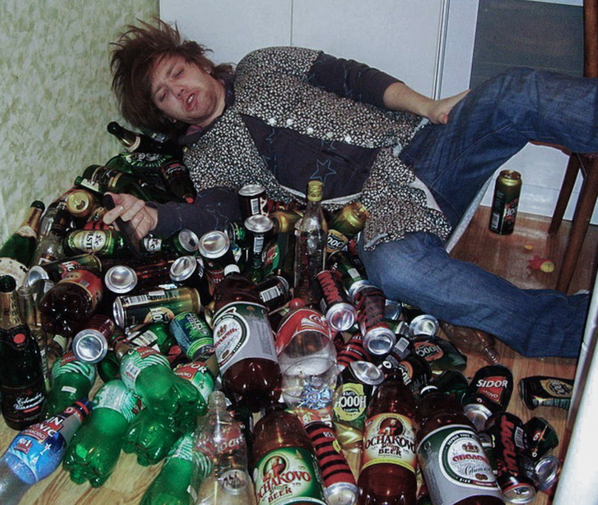 Пьяные русские жены пришедшие домой. Новогодняя пьянка. Веселая пьянка. Новогодние алкаши. Скоро пьянка.