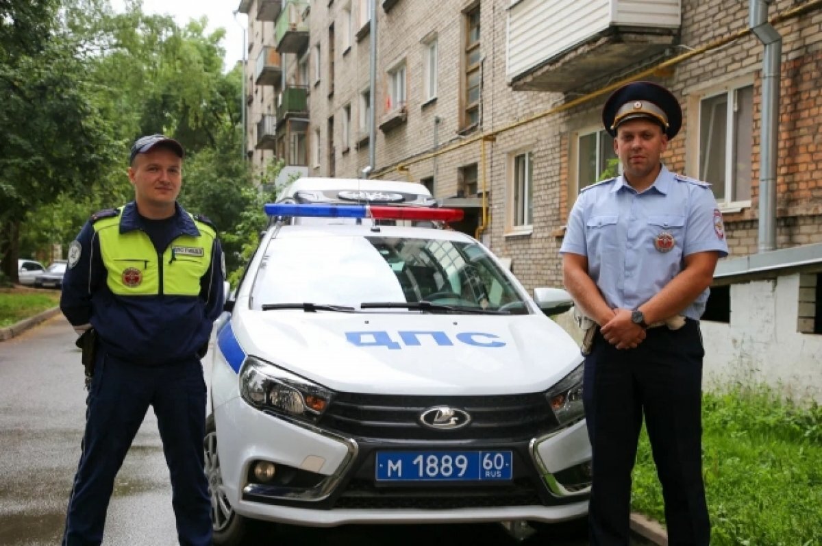    Блуждавшую по городу двухлетнюю девочку нашли на улице в Пскове