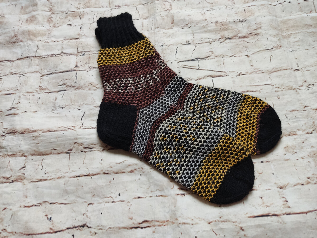 Я конечно не дизайнер, но носки мне нравится вязать, увидев статью про носки, мне стала просто интересно, люди имев опыт вязания носков 5 лет, так этим гордятся, 😉, а у меня я даже незнаю сколько лет я вяжу носки, и призадумавши посчитала, что 25 лет, я точно уже вяжу носки, но я не считаю себя великим мастером, а сейчас у меня появился заказик на носки и я хочу Вам их показать, что же я вяжу