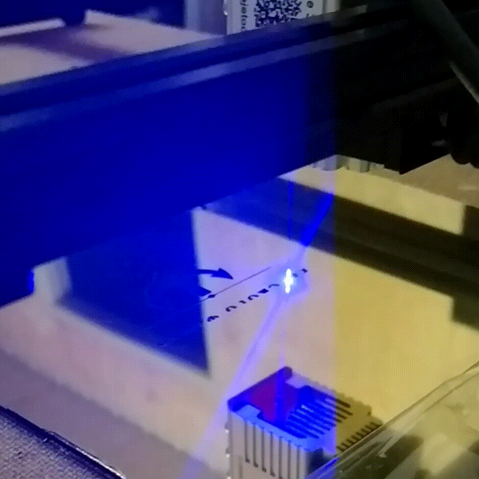 Процесс нанесения гравировки на будущую эмблему для ежедневника от Kopf