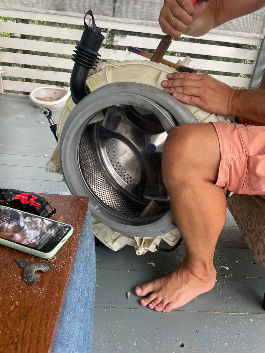 Муж чинит стиральную машину
