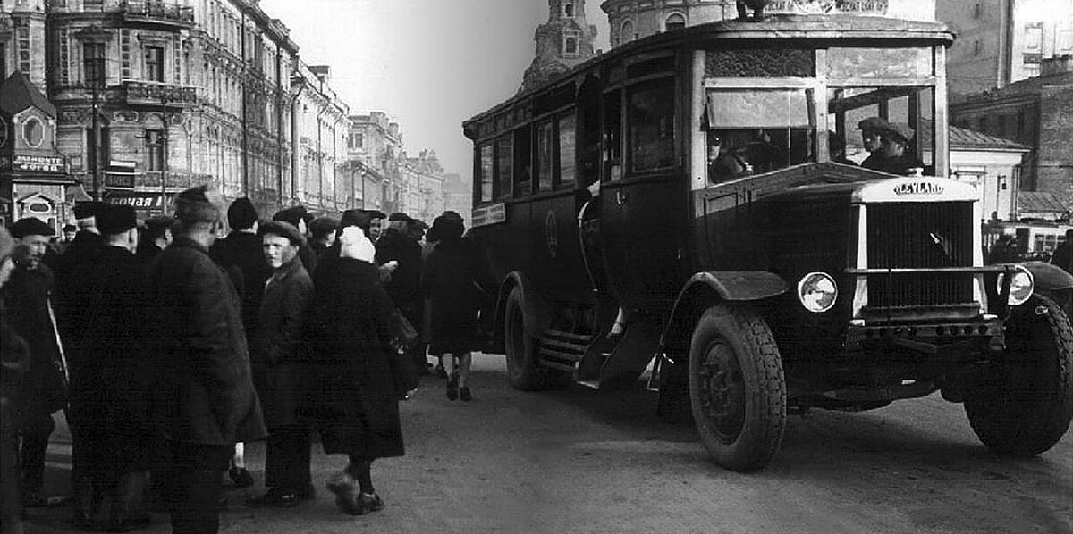 Гость из Великобритании — автобус Leyland на улице в Москве.