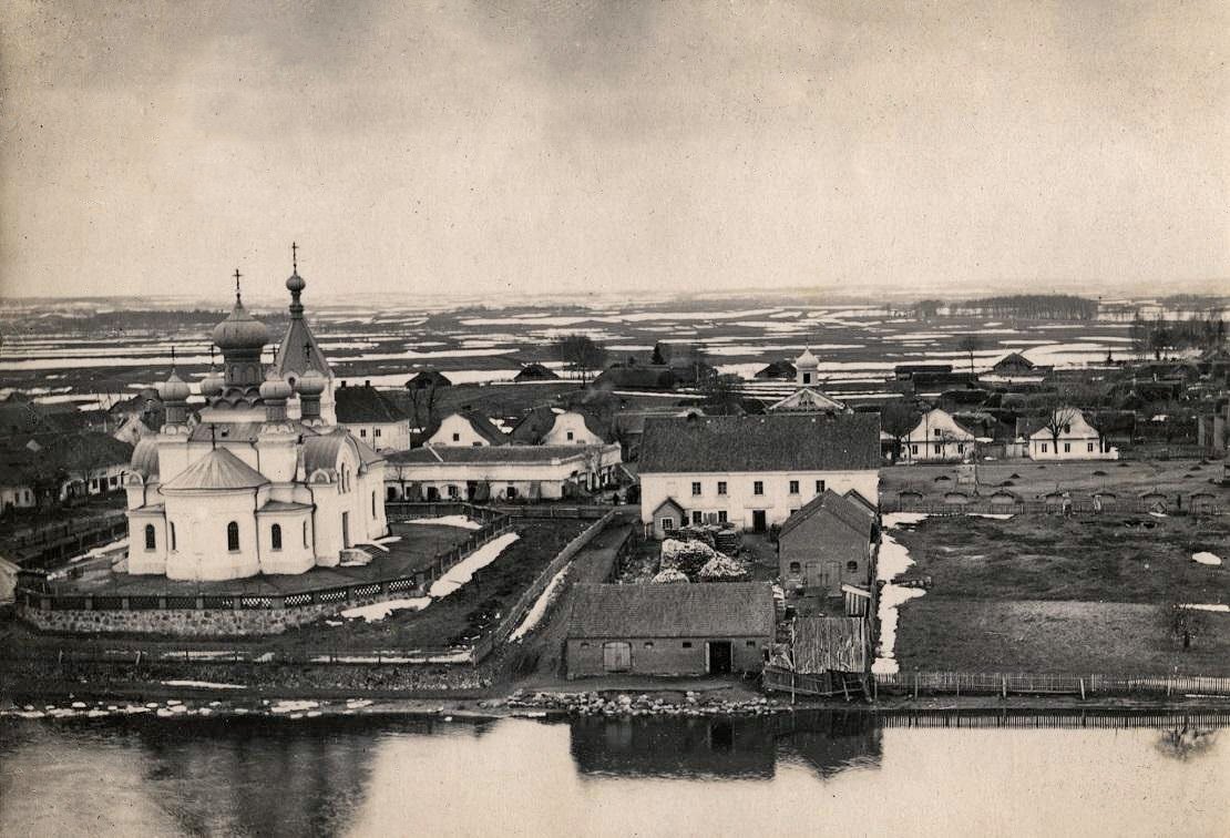 В 1409 г. великий князь литовский Витовт дарует грамоту Зиновию Братошичу перевод деревни Посадник в разряд местечек с присвоением названия – Поставы. До середины XVIII в. Поставы представляли собой небольшое местечко со сложившимся центром – рыночной площадью, от которой начинались торговые пути на Мядель и Друю.