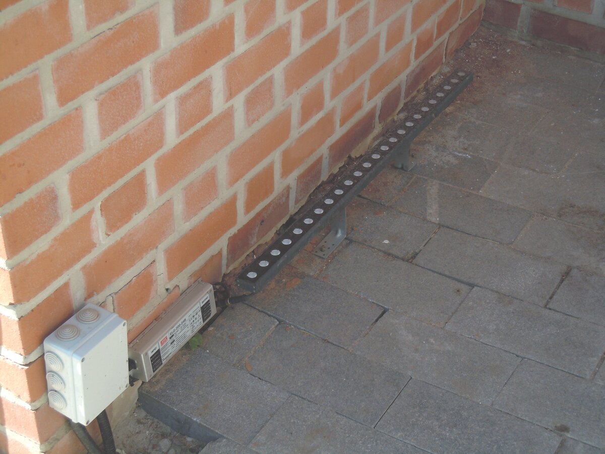 Продолжим экскурсию по кремлю. Это взгляд через стройку фуникулёра на участок с Часовой башней.-36