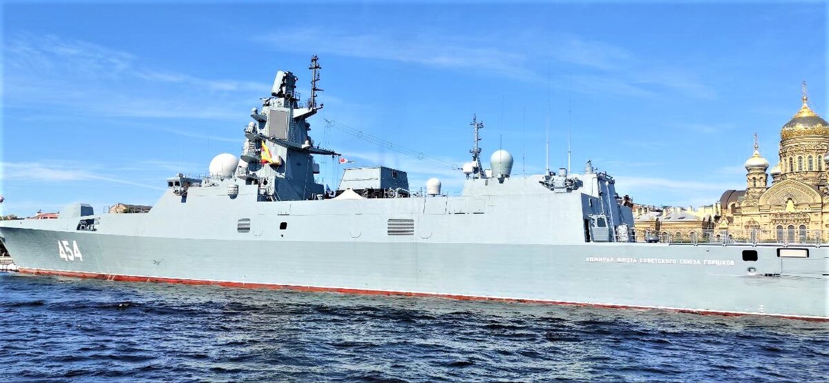 Российский многоцелевой фрегат с управляемым ракетным вооружением дальней морской и океанской зоны "Адмирал Флота Советского Союза Горшков". Корабль входит в состав Северного флота ВМФ России. Участник парада в 2023 году.