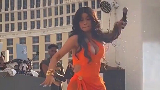    Певица Cardi B бросила в фаната микрофон во время выступления Андрей Бурков