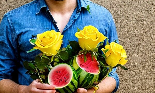 На пороге стоял Димка с букетом крупных желтых роз и арбузом