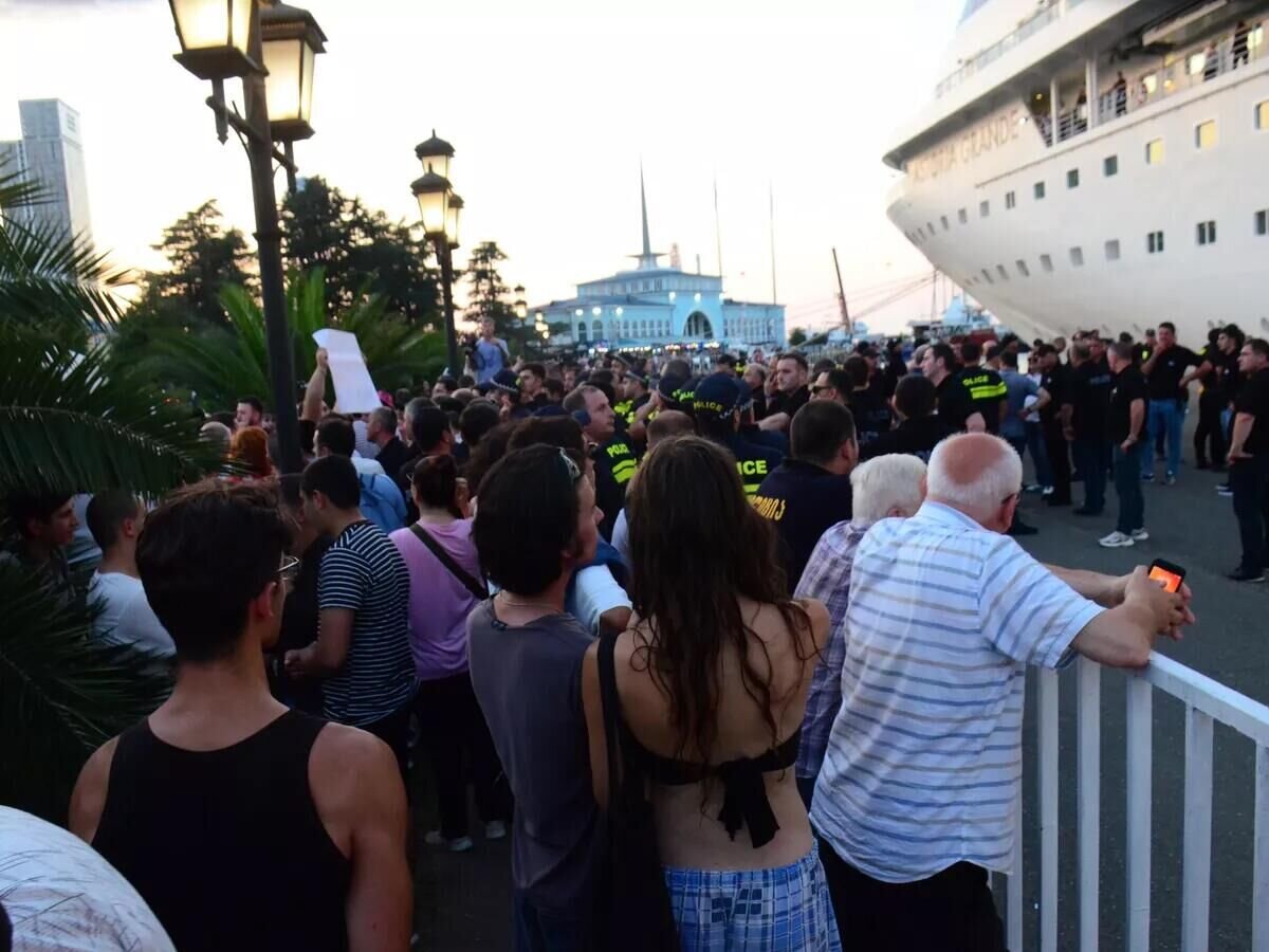    Акция протеста у круизного лайнера Astoria Grande в порту Батуми© Sputnik / Stringer