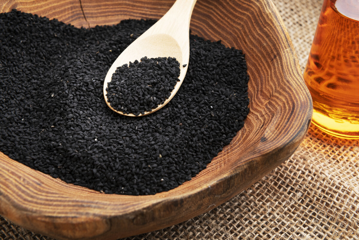 Черный тмин перевод. Масло черного тмина Black Seed Oil. Семена черного тмина. Nigella Sativa. Семена черного тмина фото.