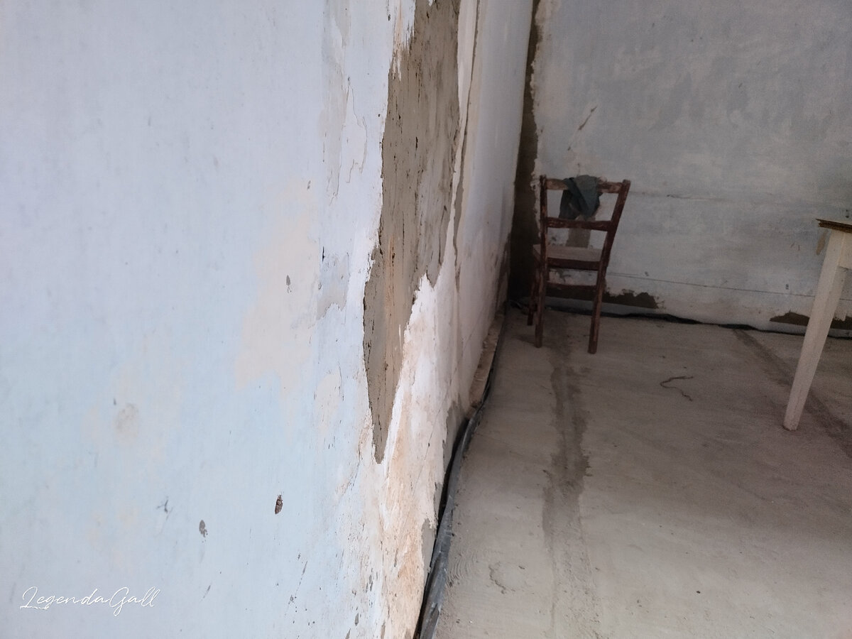 Вот тут ямка чуть заметнее