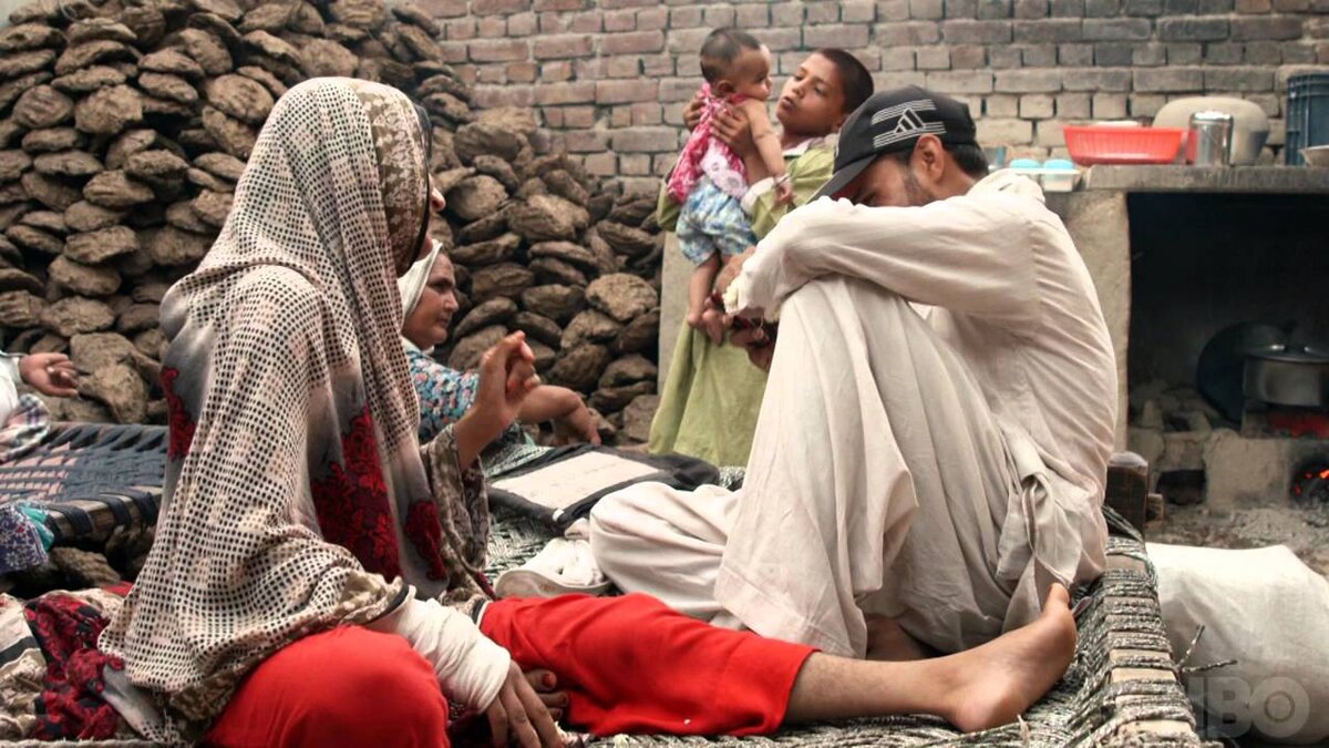 Саба и Кайзер в доме свекров