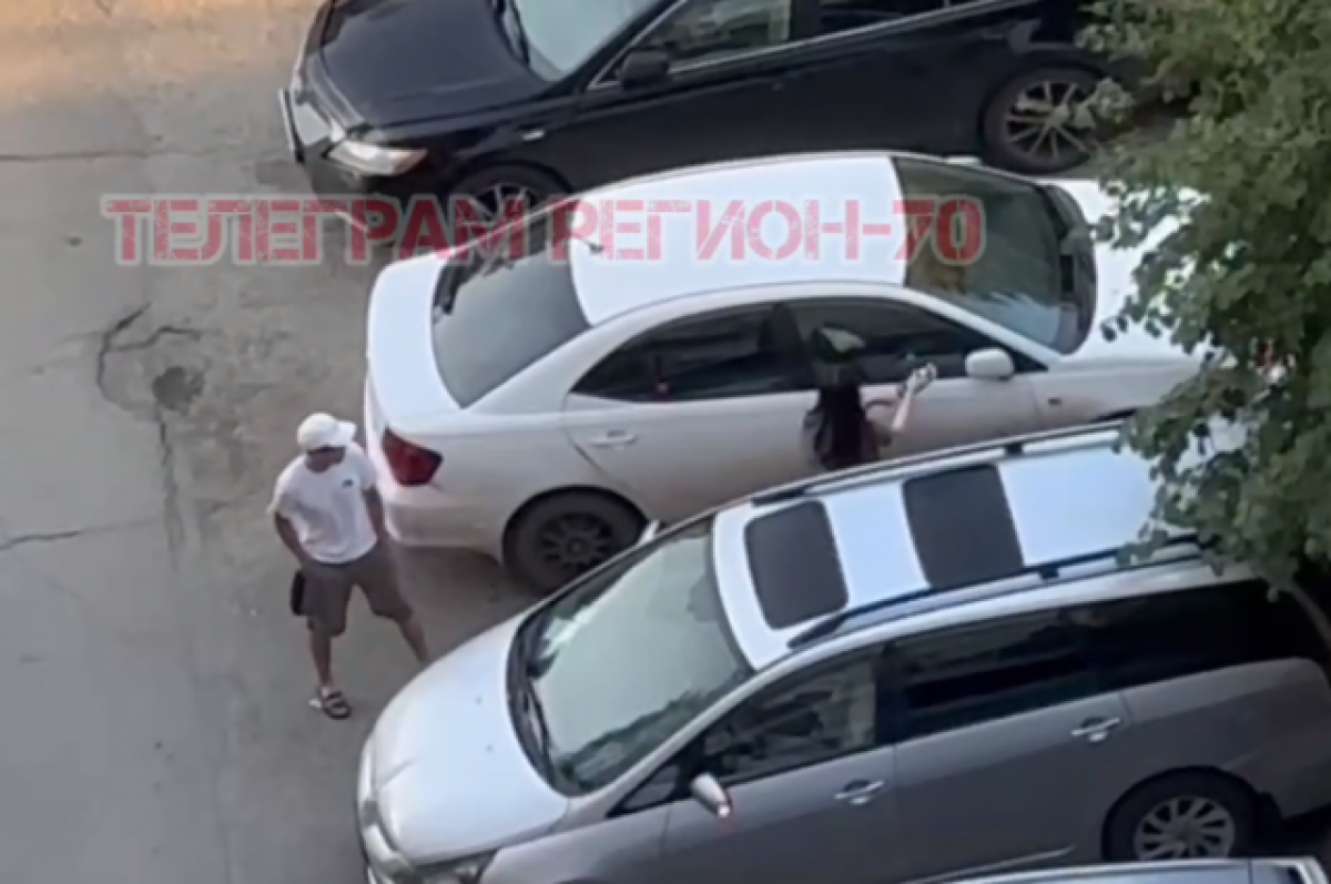    Томичка разбила машину парня и выкинула его вещи из окна на Ивана Черных
