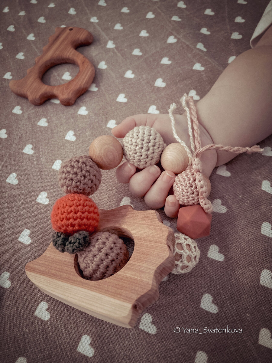 Ручка моей крохотной дочи и её первый грызунок на колечке.