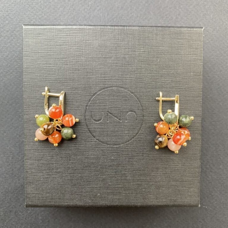 На фото серьги из сердолика, гелиолита, тигрового глаза и агата