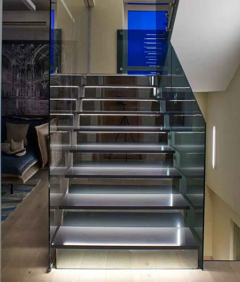 Александр Маршал стал популярен ещё десятки лет назад, свою карьеру певец вообще начинал с поездок по военным частям в Афганистане. Но это не мешает артисту шагать в ногу со временем во всём.-4