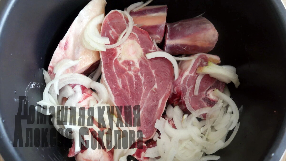 Лук в скороварку больше не добавляю. Если варю в кастрюле, то он идет за 40 минут до окончания приготовления.