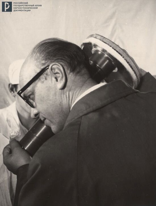 С.С. Крюков с пробой лунного грунта. 1972 г. РГАНТД. Ф. 248. Оп. 1. Д. 56. Л. 1.