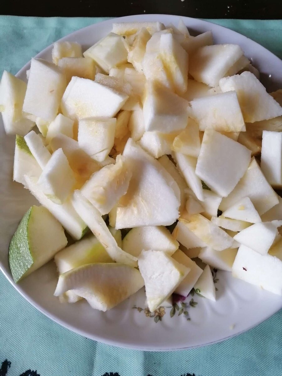 фото № 1 Вот так выглядит нарезанный кабачок для салата. Все фото из архива автора.