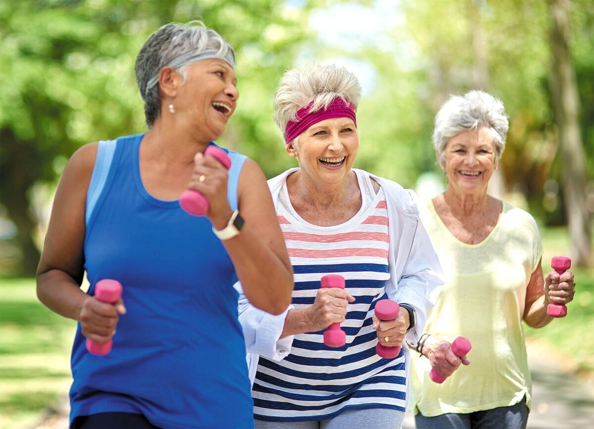 Здоровье бабушки сильно. Физическая активность пожилых. Радостные пенсионеры. Пенсионеры активный образ жизни. Пожилые активный образ жизни.