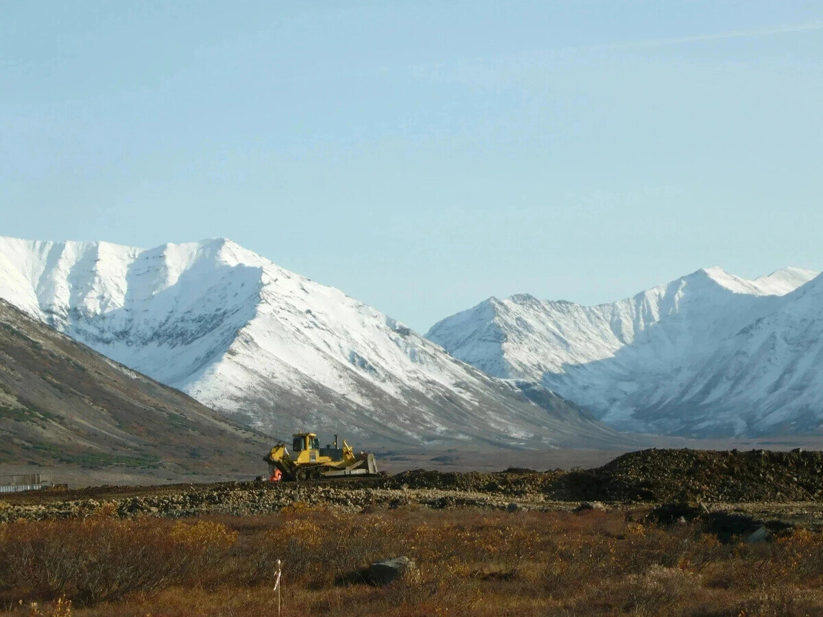 Бульдозер подготавливает площадку для будущего вахтового поселка