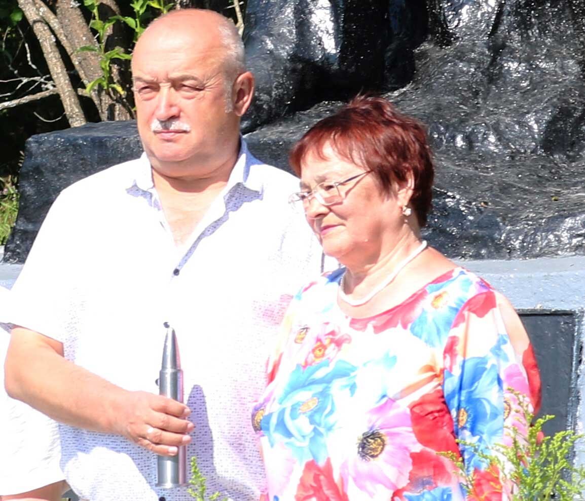 Кунгурячка Людмила Порозова передала капсулу с освящённой в Кронштадте землёй главе Берёзовского района Игорю Чайкину