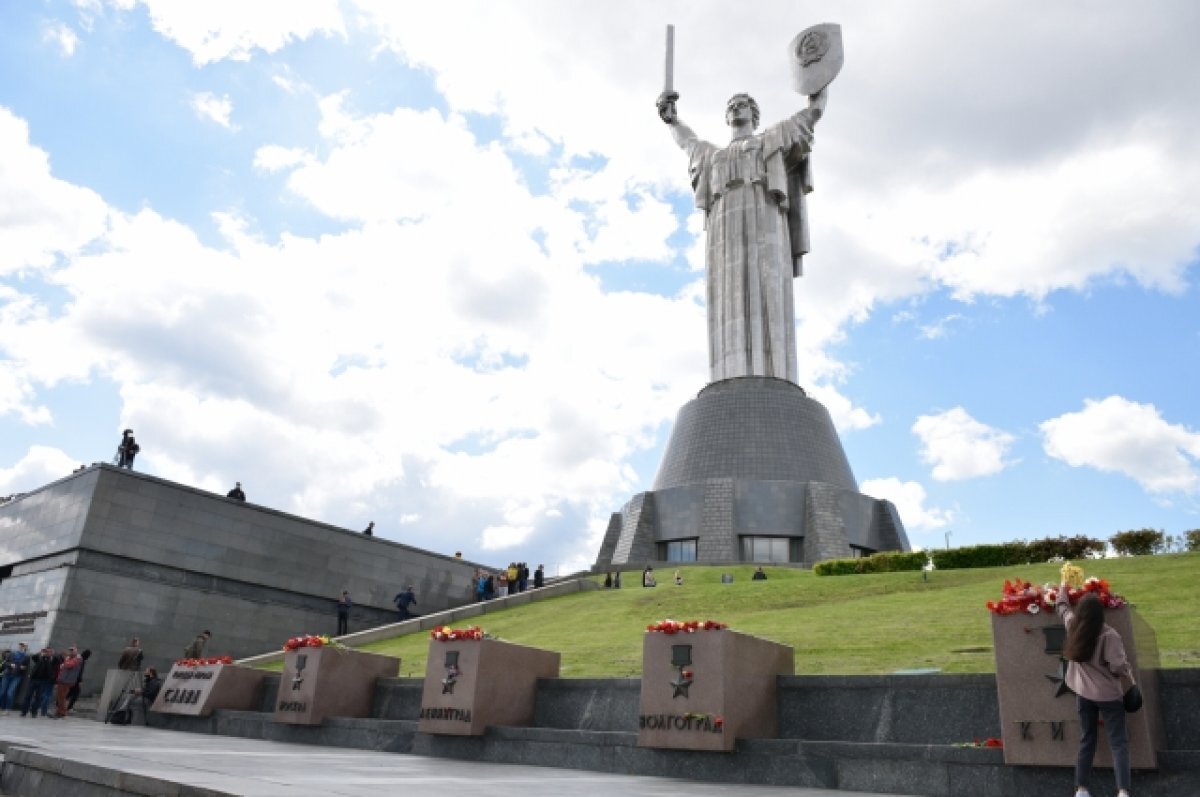    Скульптурная композиция "Родина-мать" в Киеве.