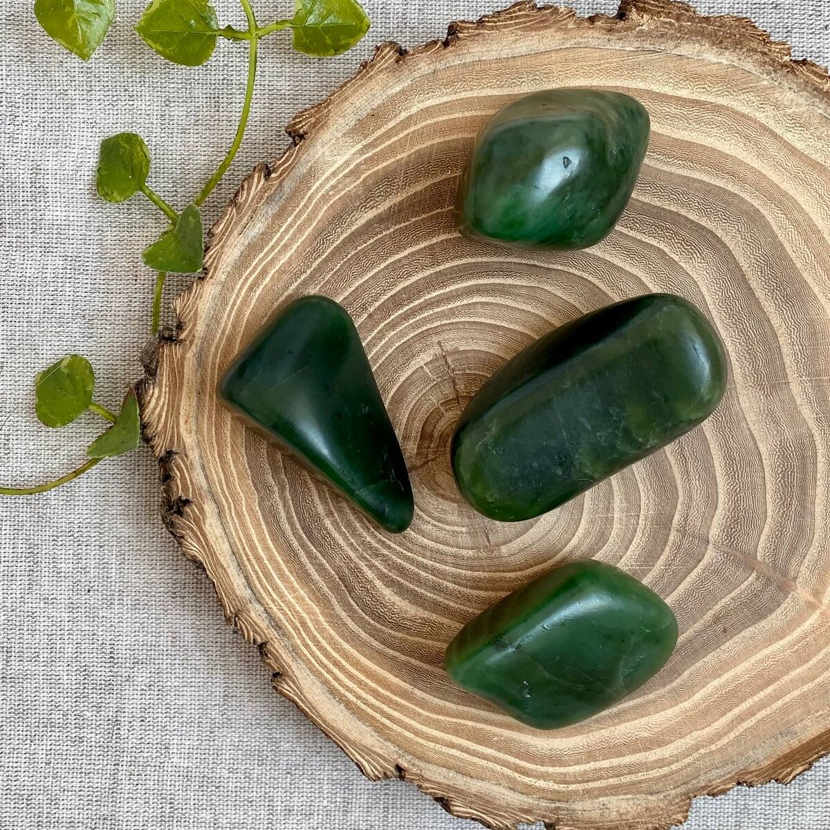 брошь из нефрита. халцедонский нефрит. синдзянский нефрит. нефрит л. нефрит л.