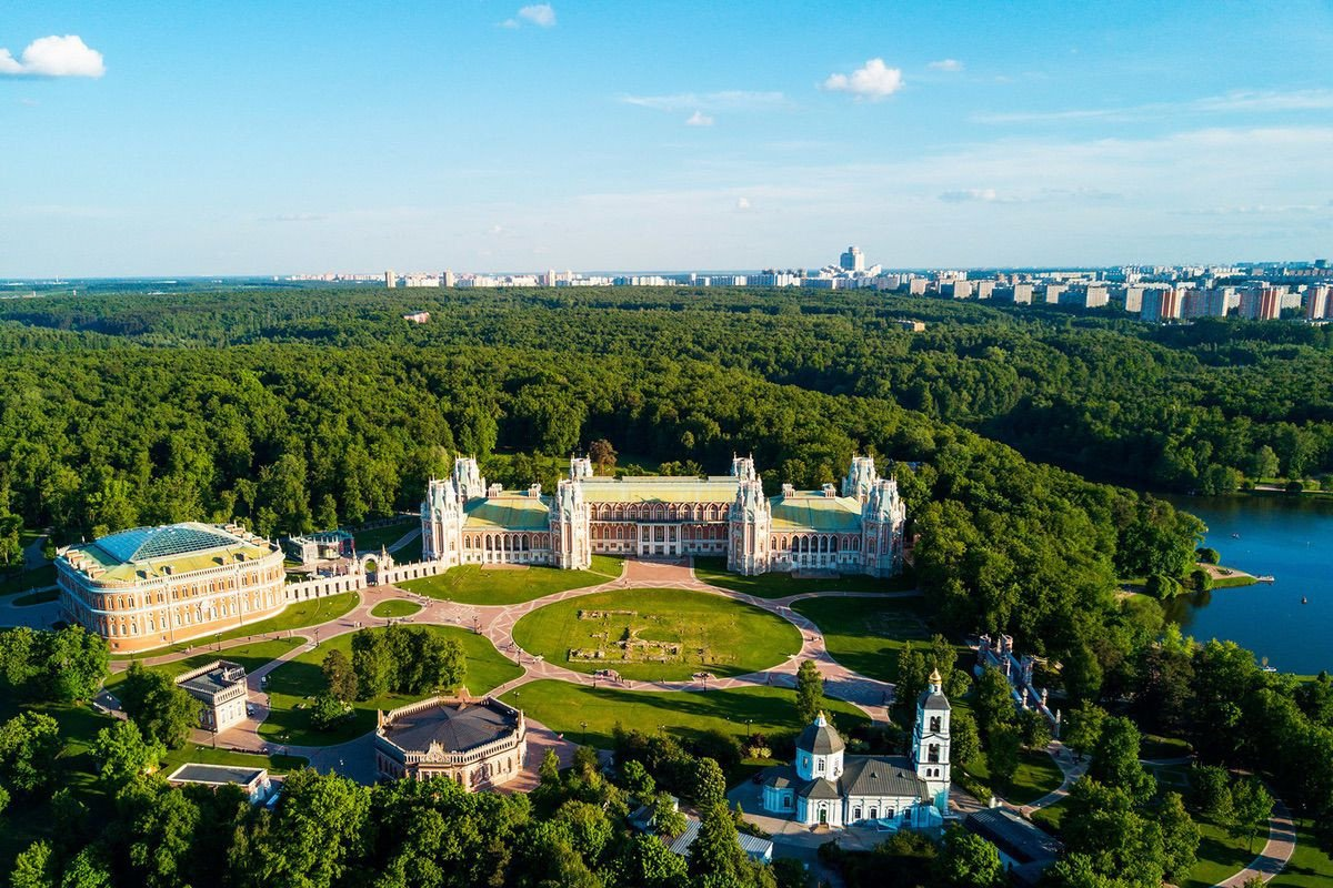 Царицыно находится на юге Москвы и связано с именем Екатерины II.