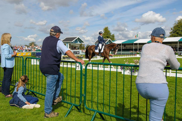 Капитан Марк Филлипс наблюдает за Зарой Тиндалл (Великобритания) во время соревнований по выездке в программе «Классное дело» на соревнованиях Defender Burghley Horse Trials 2023 года.