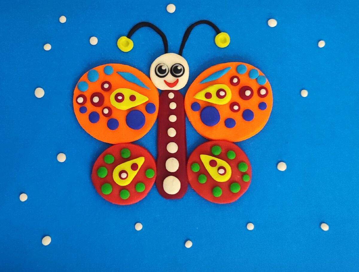 Готовый вариант аппликации из пластилина на цветном картоне " Веселая бабочка".